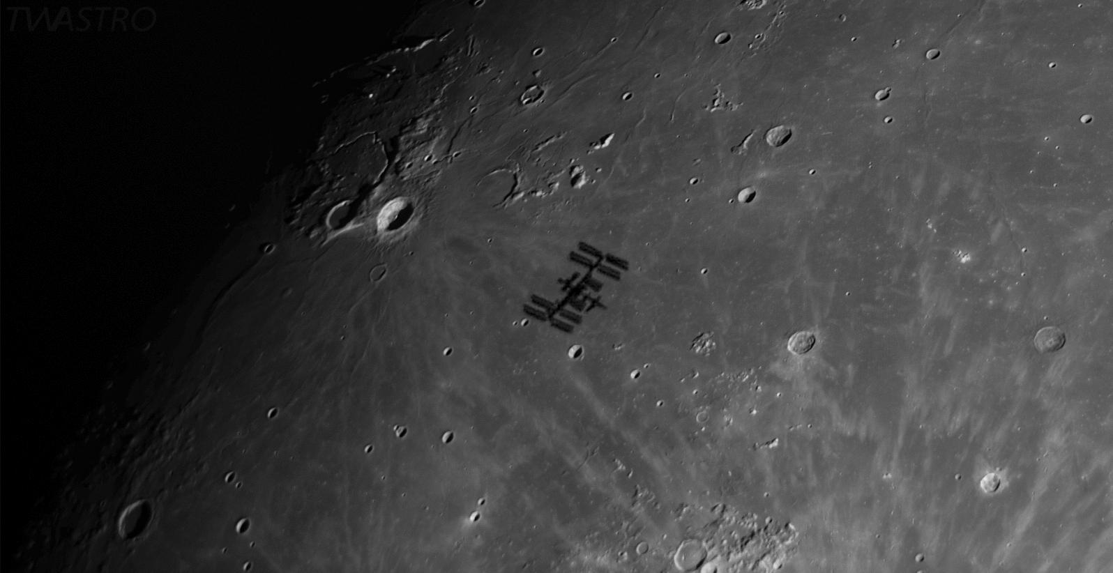 Транзит МКС по Луне. МКС по диску Луны. МКС фото в космосе. Транзит МКС по планетам.